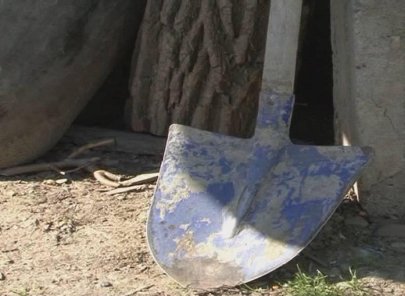 Un bărbat din Bistrița săpa în grădină atunci când a dat peste ceva colosal! Ce a găsit în pământ