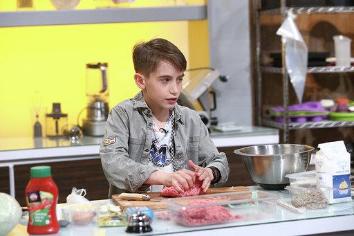 Mihnea Sabou vrea să dea lovitură la "Chefi la Cuțite" cu rețeta lui Dorian Popa: O să fac un cheeseburger
