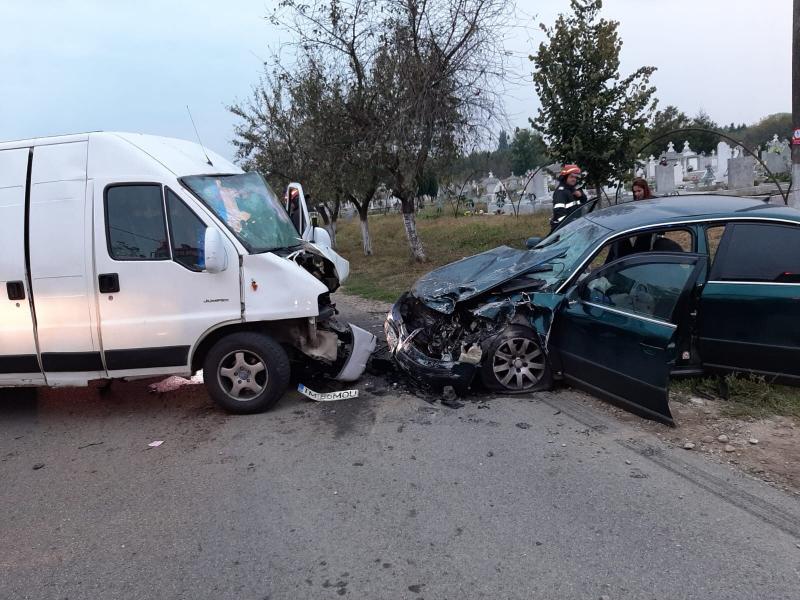 Accident ! Un microbuz a intrat frontal într-o mașină. Patru copii au fost răniți