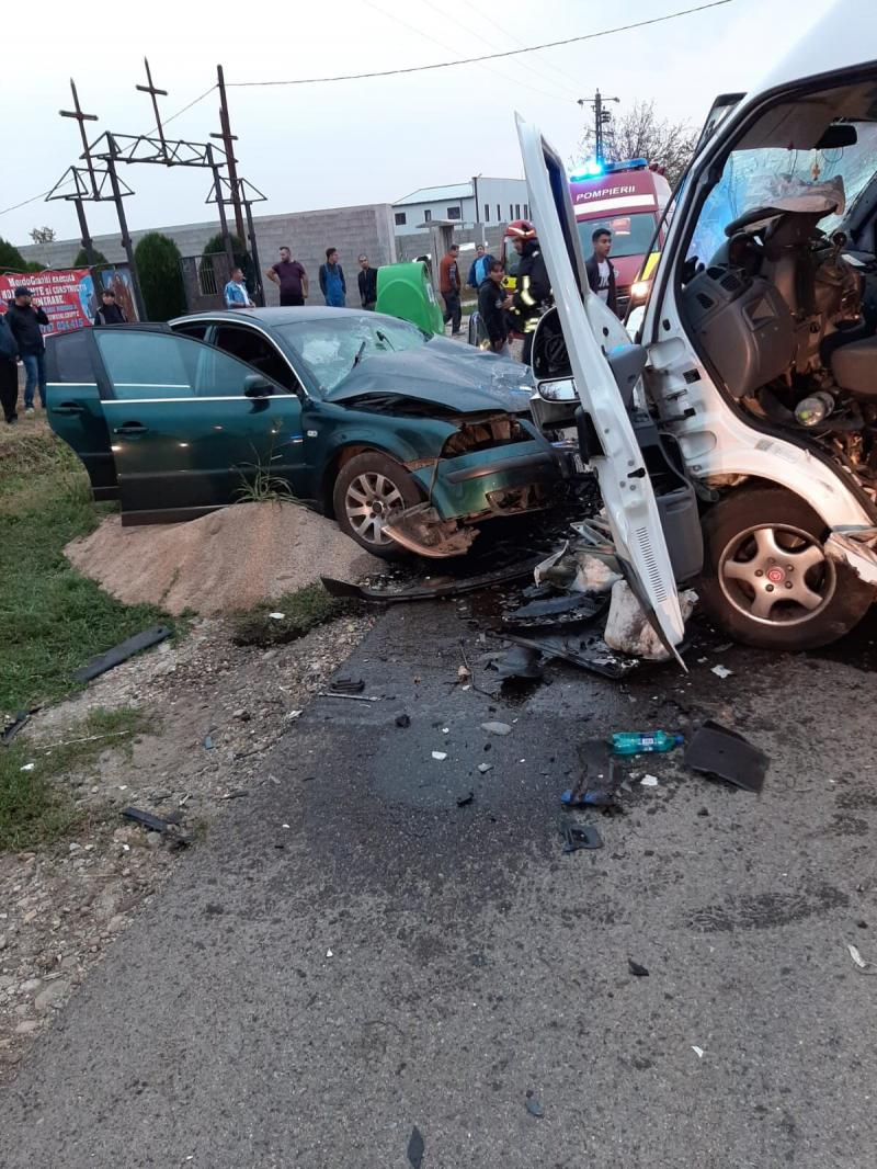 Accident ! Un microbuz a intrat frontal într-o mașină. Patru copii au fost răniți