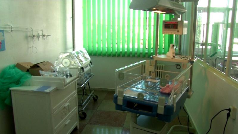 Secțiile de pediatrie și neonatologie ale mai multor spitale din țară, dotate cu aparatură medicală performantă, de către Fundația Mereu Aproape  