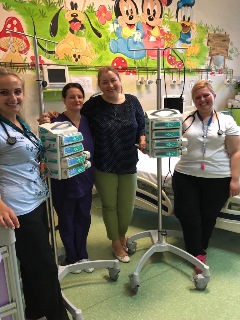 Secțiile de pediatrie și neonatologie ale mai multor spitale din țară, dotate cu aparatură medicală performantă, de către Fundația Mereu Aproape