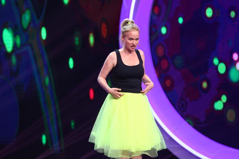 Alida Coman, un stand up comedy de senzaţie pe scena de la iUmor! "Am avut trei relaţii serioase! S-au sfârşit prost! Dumnezeu să-i ierte!"