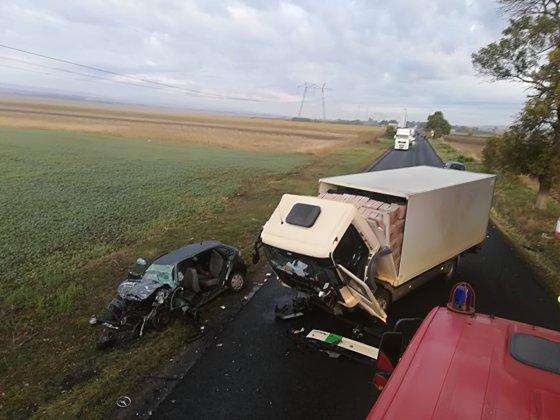Tragedie în Neamţ: O persoană a murit după ce un TIR şi un autoturism s-au ciocnit frontal - FOTO