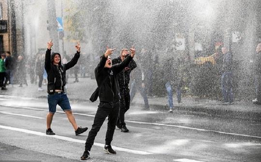 Contramaifestaţie homofobă dispersată cu tunul cu apă şi gaze lacrimogene la o defilare Gay Pride în Polonia