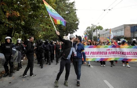 Contramaifestaţie homofobă dispersată cu tunul cu apă şi gaze lacrimogene la o defilare Gay Pride în Polonia