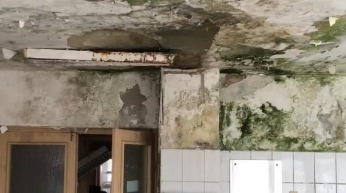 Imagini tulburătoare! Spital devorat de mucegai, lăsat în paragină și instrumental medical abandonat în mizerie! 50.000 de oameni nu au ajutor!