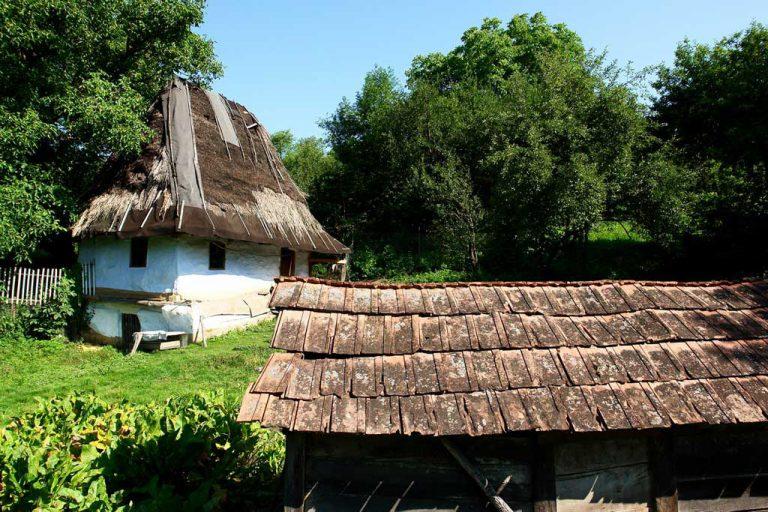 Locuiește într-o casă veche de 150 de ani și primește zilnic zeci de oameni! Se încălzește la sobă, nu are curent, dar duce o viață fericită! "Mie-mi pare bine că mă caută cineva"