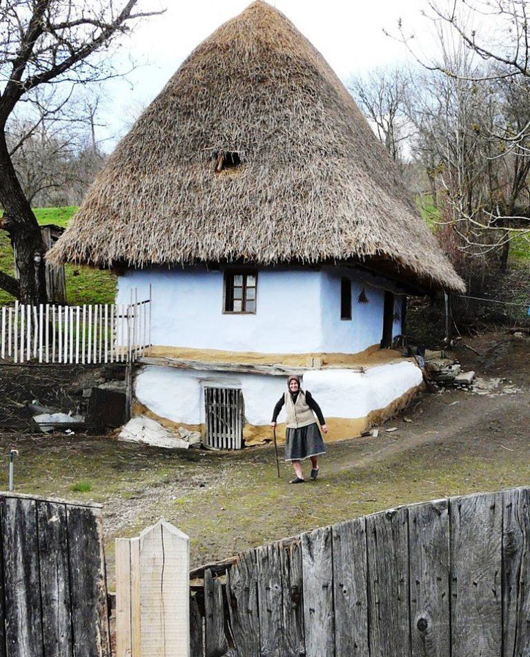 Locuiește într-o casă veche de 150 de ani și primește zilnic zeci de oameni! Se încălzește la sobă, nu are curent, dar duce o viață fericită! "Mie-mi pare bine că mă caută cineva"