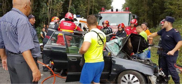 Accident cumplit în Caraș Severin! O camionetă și o mașină, impact devastator (FOTO)