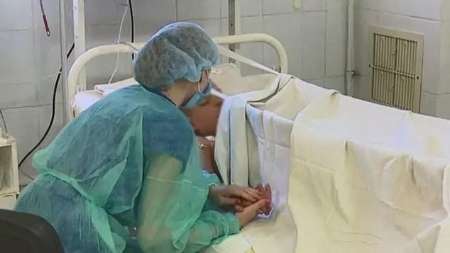 Au aruncat combustibil pe el și i-au dat foc! Un băiețel de opt ani se zbate între viață și moarte, după ce a fost ars de viu de un grup de adolescenți