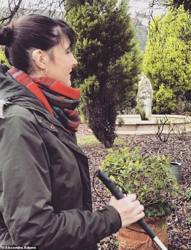 Alexandra nu vede și nu aude, dar este studentă la medicină, în anul patru! „Le pot oferi pacienților mai mult decât alți medici”