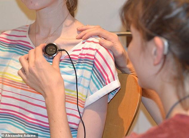 Alexandra nu vede și nu aude, dar este studentă la medicină, în anul patru! „Le pot oferi pacienților mai mult decât alți medici”