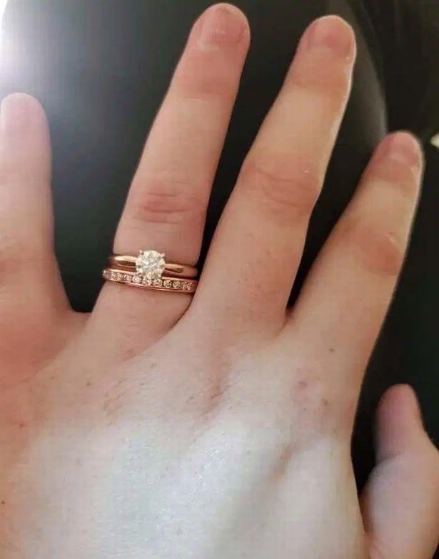 Mireasa a pus o poză cu inelul pe Facebook, dar tot internetul a râs! „Când îl văd simt că...”