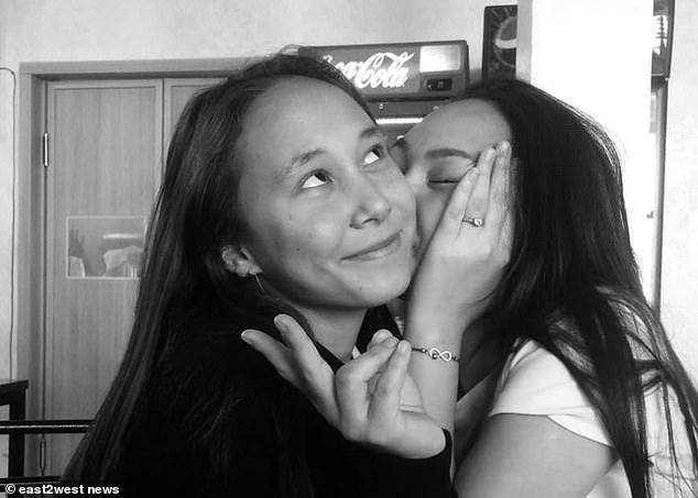 O elevă de 14 ani a murit după ce i-a explodat telefonul mobil! Greșeala imensă ce a costat-o viața! Când au văzut-o, medicii au fost îngroziți!