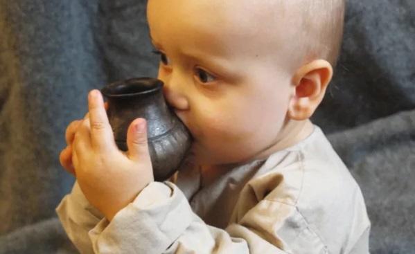 Cum arătau biberoanele acum 3.000 de ani, înainte de plastic și sticlă! Ce funcție dublă aveau