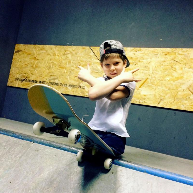 Maxim nu a apucat să facă niciun pas. Când era bebeluș, un incendiu i-a furat ambele picioare. Astăzi, puștiul visează să participe la Jocurile Paralimpice