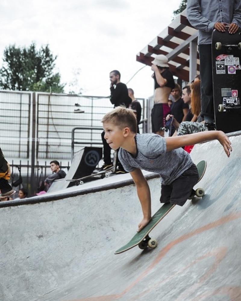 Maxim nu a apucat să facă niciun pas. Când era bebeluș, un incendiu i-a furat ambele picioare. Astăzi, puștiul visează să participe la Jocurile Paralimpice