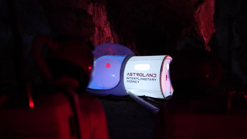 Turiștii experimentează viața pe Marte într-o peșteră din Spania - VIDEO