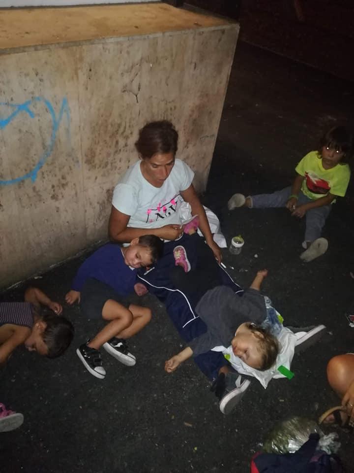 FOTO! Își trăiau viața la mila trecătorilor din București! Cinci copii împreună cu mama lor au îndurat frigul, foamea și asfaltul nemilos până când o femeie i-a salvat!