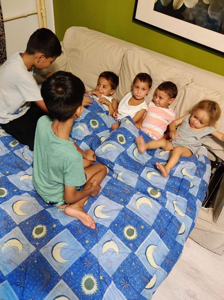 FOTO! Își trăiau viața la mila trecătorilor din București! Cinci copii împreună cu mama lor au îndurat frigul, foamea și asfaltul nemilos până când o femeie i-a salvat!