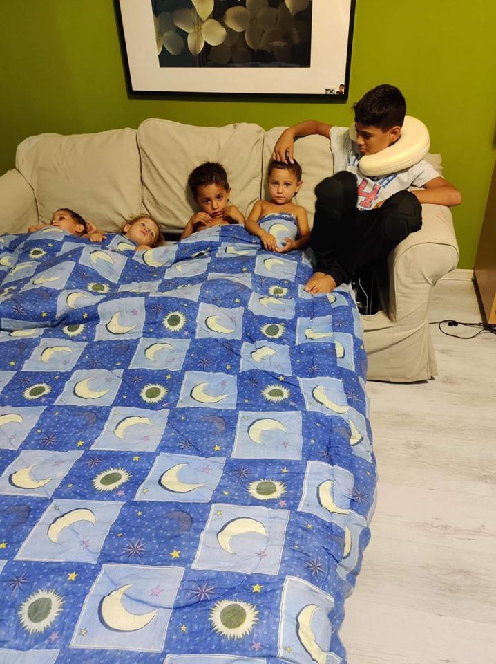 FOTO! Își trăiau viața la mila trecătorilor din București! Cinci copii împreună cu mama lor au îndurat frigul, foamea și asfaltul nemilos până când o femeie i-a salvat!