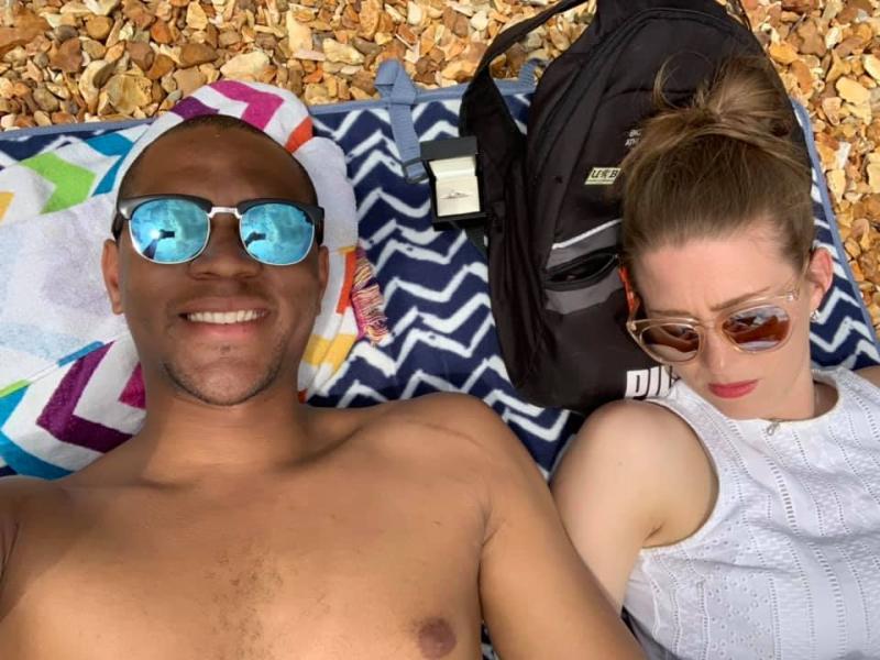 Cerere în căsătorie impresionantă! Timp de 30 de zile un bărbat s-a fotografiat cu inelul de logodnă, iubita acestuia nu a bănuit nimic