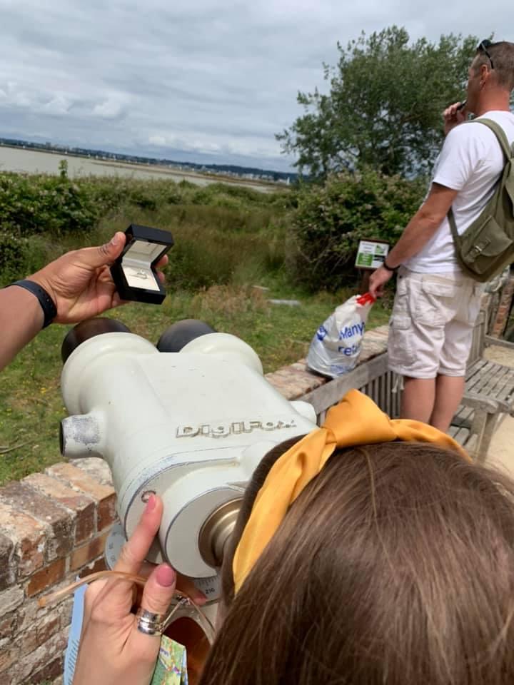 Cerere în căsătorie impresionantă! Timp de 30 de zile un bărbat s-a fotografiat cu inelul de logodnă, iubita acestuia nu a bănuit nimic