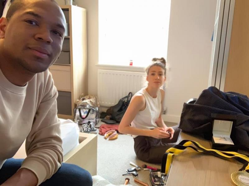 Cerere în căsătorie impresionantă! Timp de 30 de zile un bărbat s-a fotografiat cu inelul de logodnă, iubita acestuia nu a bănuit nimic