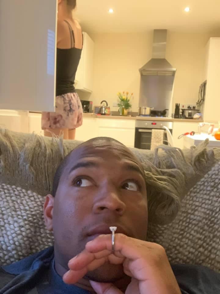 Cerere în căsătorie impresionantă! Timp de 30 de zile un bărbat s-a fotografiat cu inelul de logodnă, iubita acestuia nu a bănuit nimic