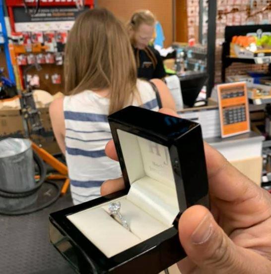 Cerere în căsătorie impresionantă! Timp de 30 de zile un bărbat s-a fotografiat cu inelul de logodnă, iubita acestuia nu a bănuit nimic