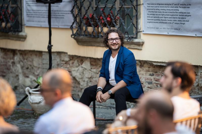 Chef Florin Dumitrescu a lansat cartea „Românește. Punct și de la capăt”, o dublă premieră pentru gastronomia românească