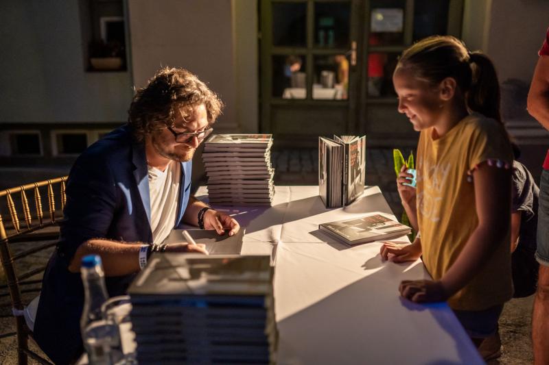 Chef Florin Dumitrescu a lansat cartea „Românește. Punct și de la capăt”, o dublă premieră pentru gastronomia românească