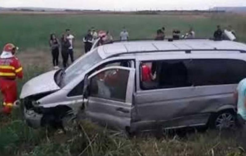 Microbuz plin cu pasageri, răsturnat din neatenția unui șofer, la Tișița! Ce s-a întâmplat | FOTO