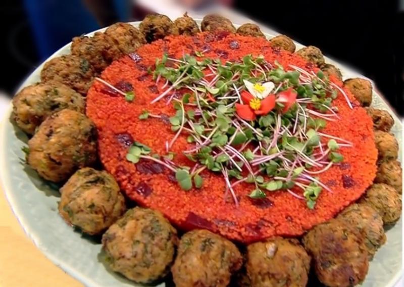 Chifteluțe cu garnitură de sfeclă roșie cu mere și cușcuș. O combinație de preparate care cucerește instant!