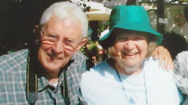 Un străin cu poftă de dragoste și o fiică ce dorește să îndeplinească dorințele mamei sale au restituit o cutie cu scrisori de dragoste vechi de 70 de ani unui cuplu