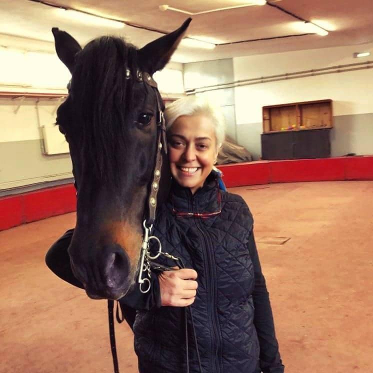 Monica Anghel face echitație și acrobații pe cal:  „Prima încălecare a fost pe un lipițan și n-a fost una plăcută”