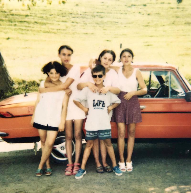 „Te cunosc de undeva!” are o distribuție internațională: Bella este filipineză, Sorana are origini arabe și italiene, iar Grigore provine din Ucraina