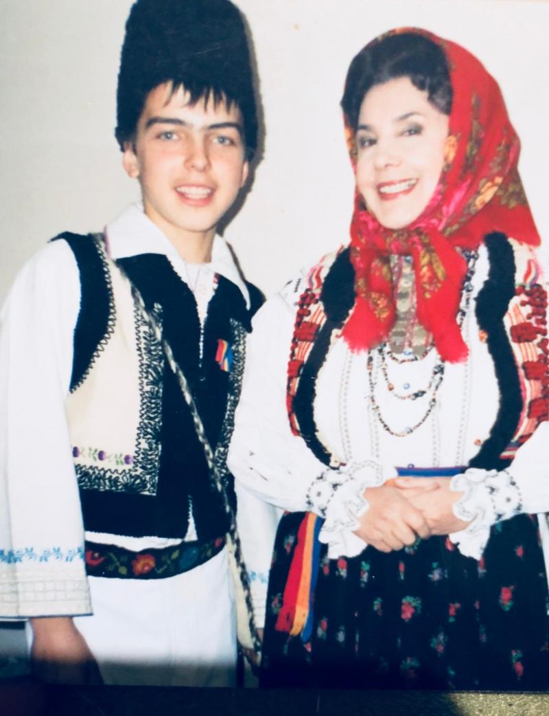 „Te cunosc de undeva!” are o distribuție internațională: Bella este filipineză, Sorana are origini arabe și italiene, iar Grigore provine din Ucraina