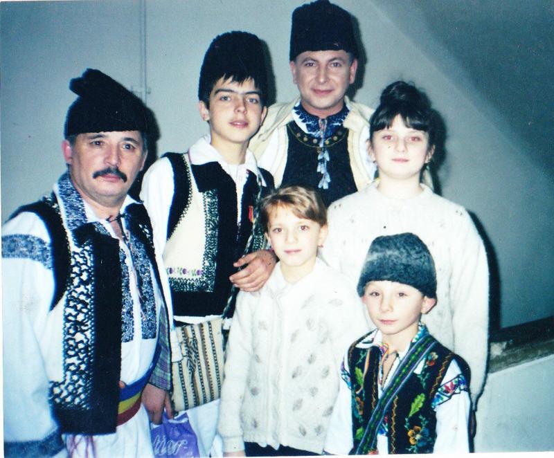 „Te cunosc de undeva!” are o distribuție internațională: Bella este filipineză, Sorana are origini arabe și italiene, iar Grigore provine din Ucraina