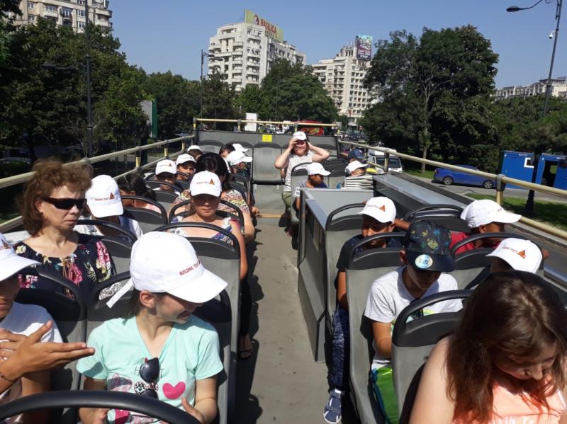 47 de copii au mers în prima excursie din viața lor, în capitală, prin proiectul „Ne plimbăm și învățăm”