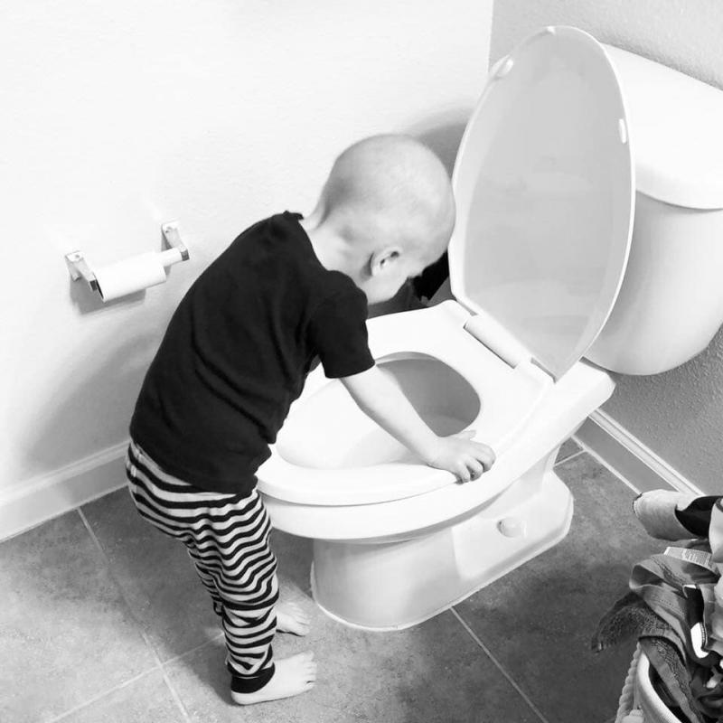 „Stai liniștit, o să fie bine”! Nu știe că frățiorul ei e pe moarte, știe doar că trebuie să aibă grijă de el atunci când îi este rău