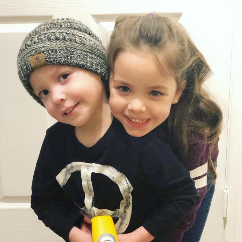 „Stai liniștit, o să fie bine”! Nu știe că frățiorul ei e pe moarte, știe doar că trebuie să aibă grijă de el atunci când îi este rău