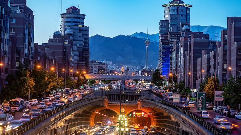 Top zece lucruri bizare despre Iran! Violatorul se căsătorește cu victima, iar fetele se pot mărita de la 13 ani! Ce mesaj „ascunde” steagul?