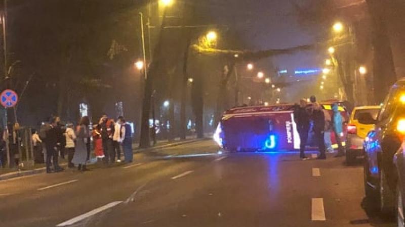 Accident uluitor în București, pe Șoseaua Kiseleff! O ambulanță SMURD în care se afla un copil s-a răsturnat! FOTO