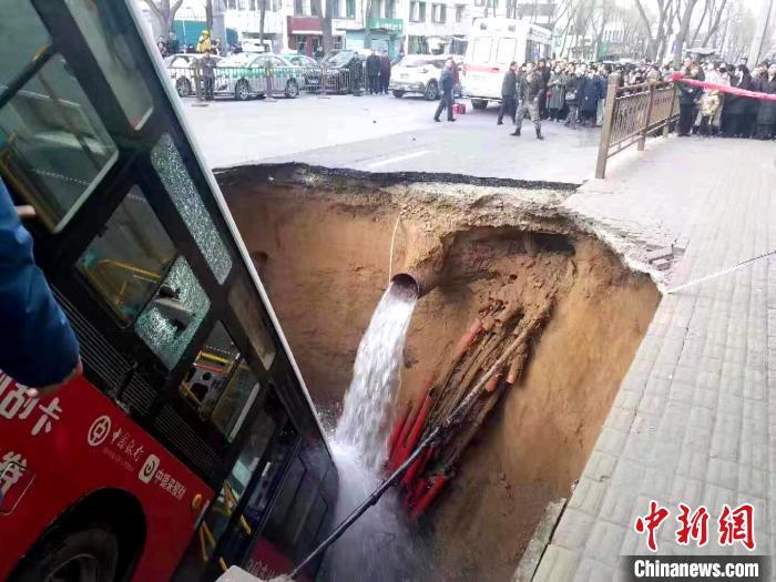 FOTO | Un crater uriaş s-a format brusc pe un drum dintr-un mare oraş din China, înghiţind un autobuz cu pasageri: șase morți și zece dispăruți