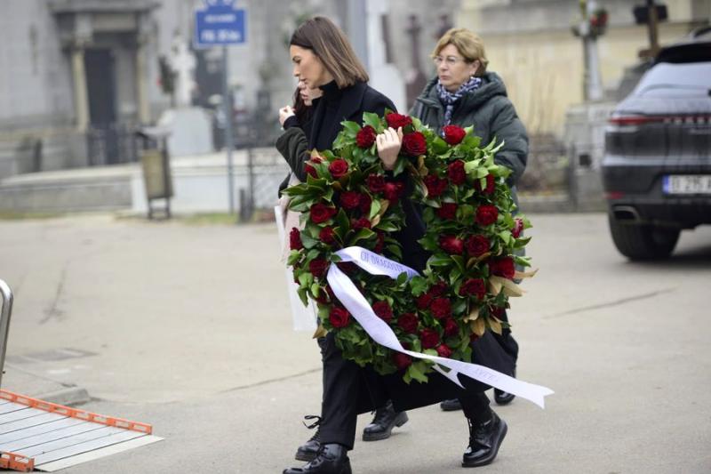 Primele imagini ale durerii! Sicriul cu trupul neînsuflețit al Cristinei Țopescu a ajuns la cimitirul Bellu. Andreea Berecleanu a venit la capelă