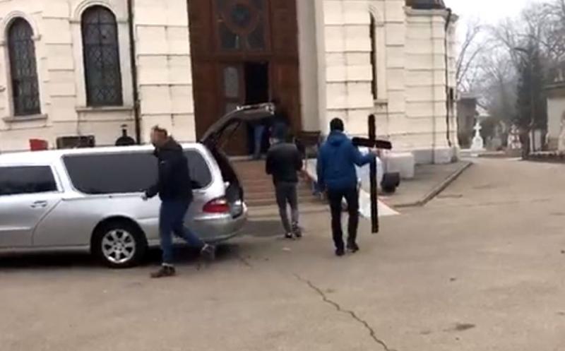 Primele imagini ale durerii! Sicriul cu trupul neînsuflețit al Cristinei Țopescu a ajuns la cimitirul Bellu. Andreea Berecleanu a venit la capelă