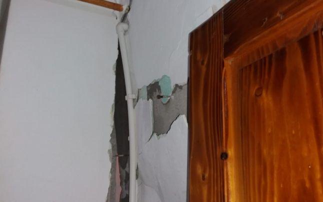 Explozie într-un bloc din Dâmbovița! Un bărbat a suferit arsuri pe față și piept! Atenție, imagini tulburătoare! FOTO