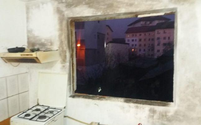 Explozie într-un bloc din Dâmbovița! Un bărbat a suferit arsuri pe față și piept! Atenție, imagini tulburătoare! FOTO